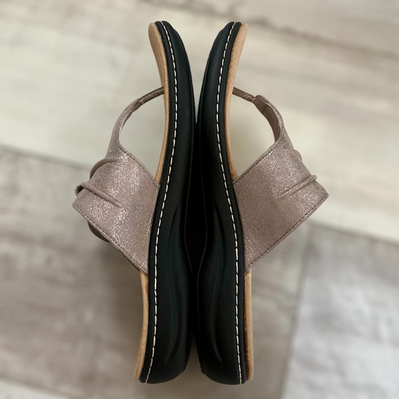 NWOB Wide Clarks Collection Laurieann Rae thong taupe metallic Size 8 W - Picture 5 of 10